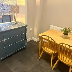 Large 2 Bedroom, Ground Floor Flat, Close To Apartment