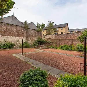 Newington Apartment